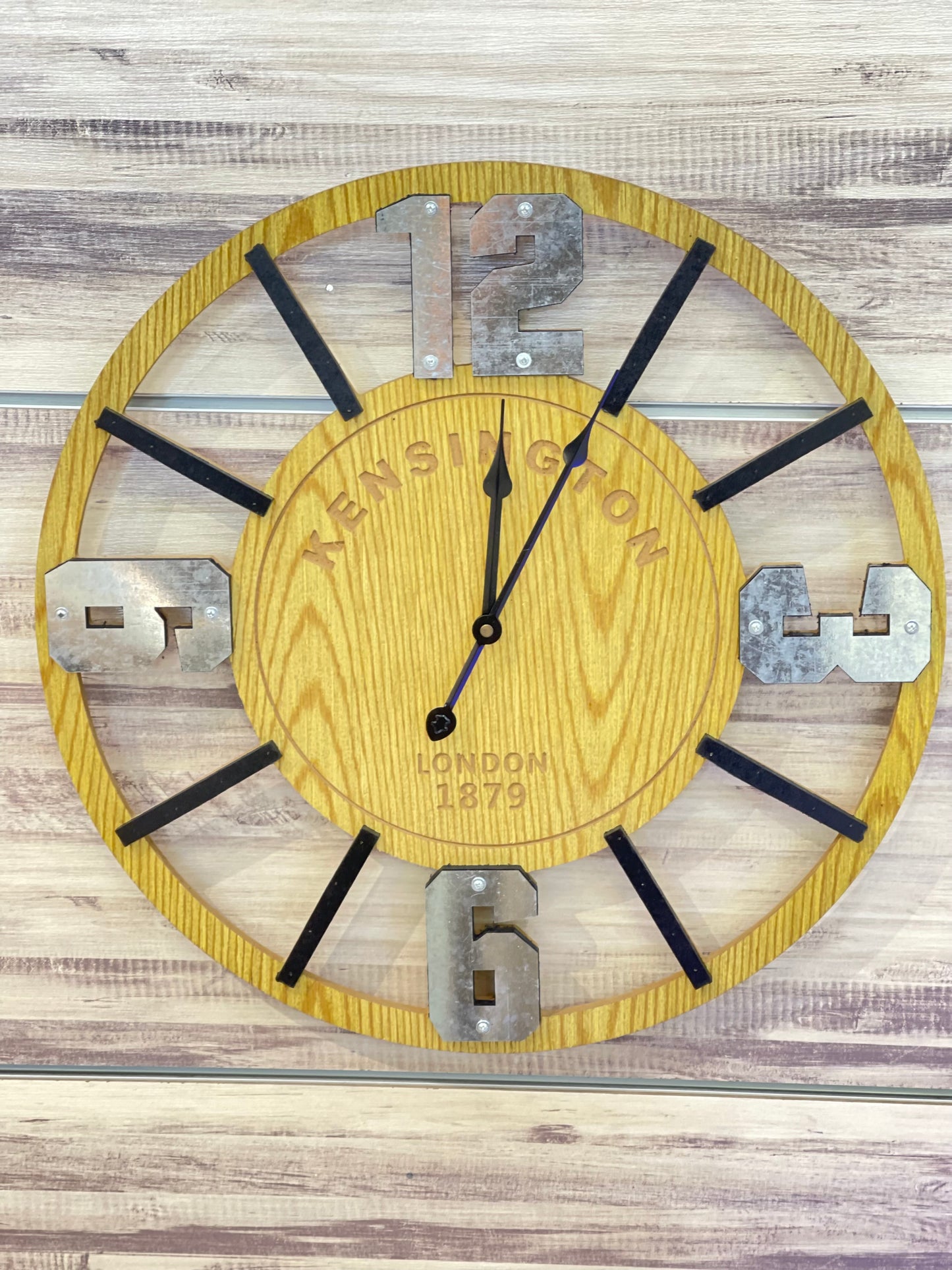 VINTAGE WOODEN ROUND WALL CLOCK